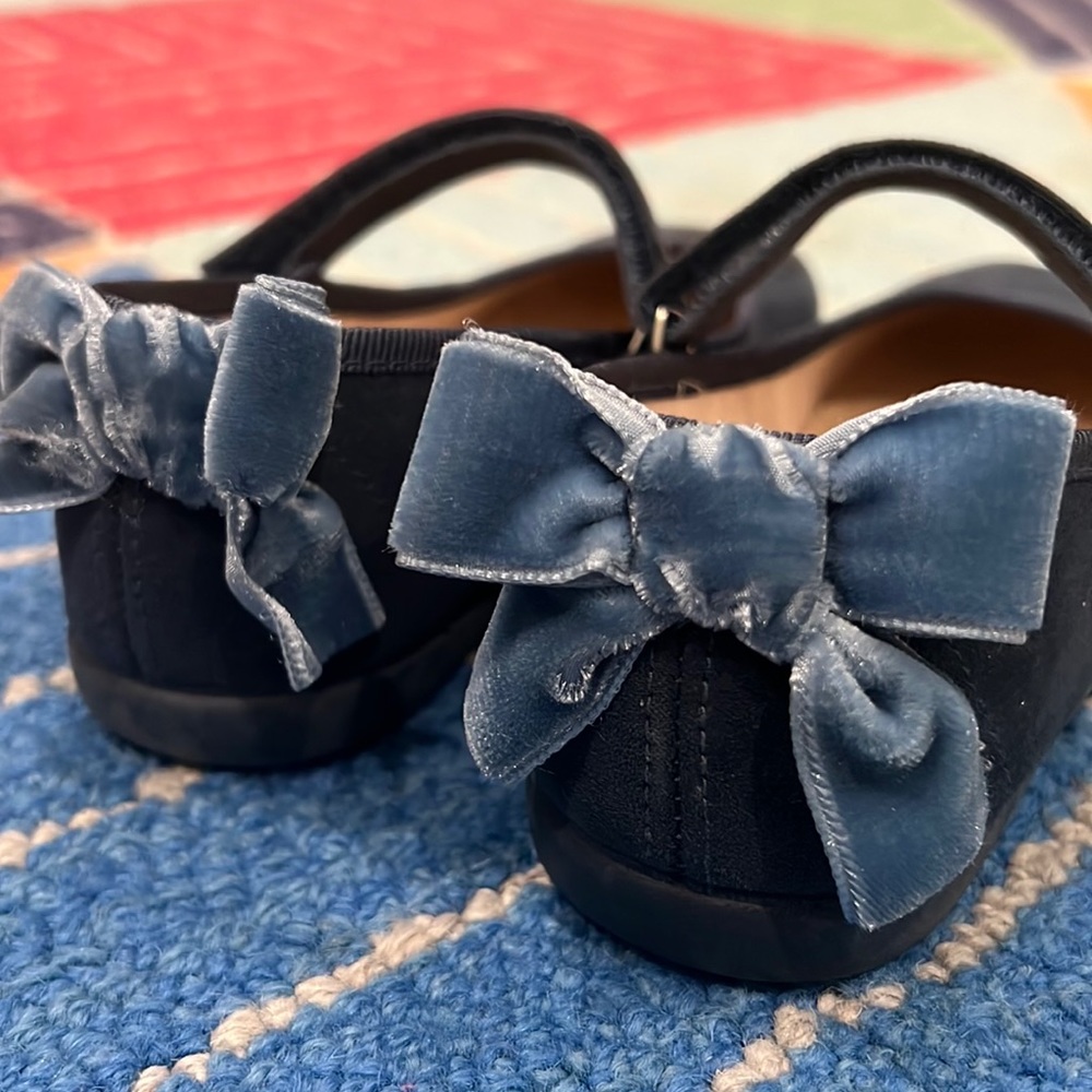 SUEDE MARY JANES WITH VELVET BOW IN NAVY eu 28 US12 worn once